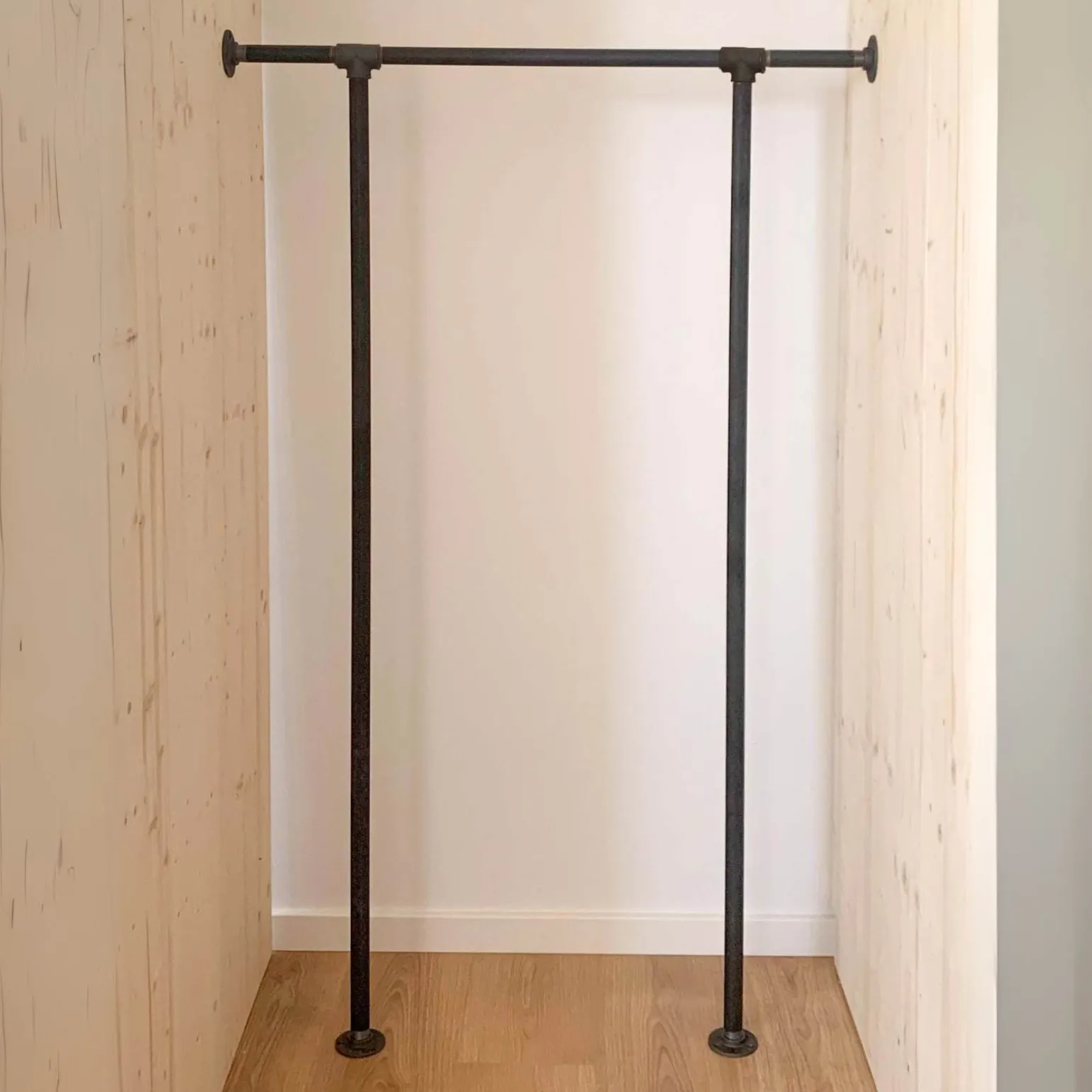 Bøjlestang MIA sort med hylde - Bestil på specialmål (hylden er ikke vist på billedet)