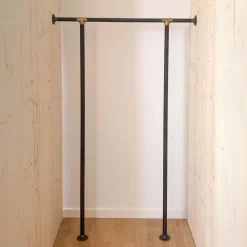 Bøjlestang MIA sort med messing (Vælg selv bredde)