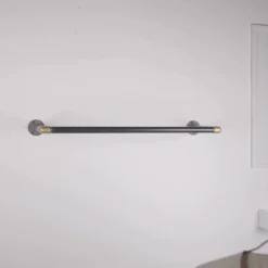 Bøjlestang SARA sort med messing
