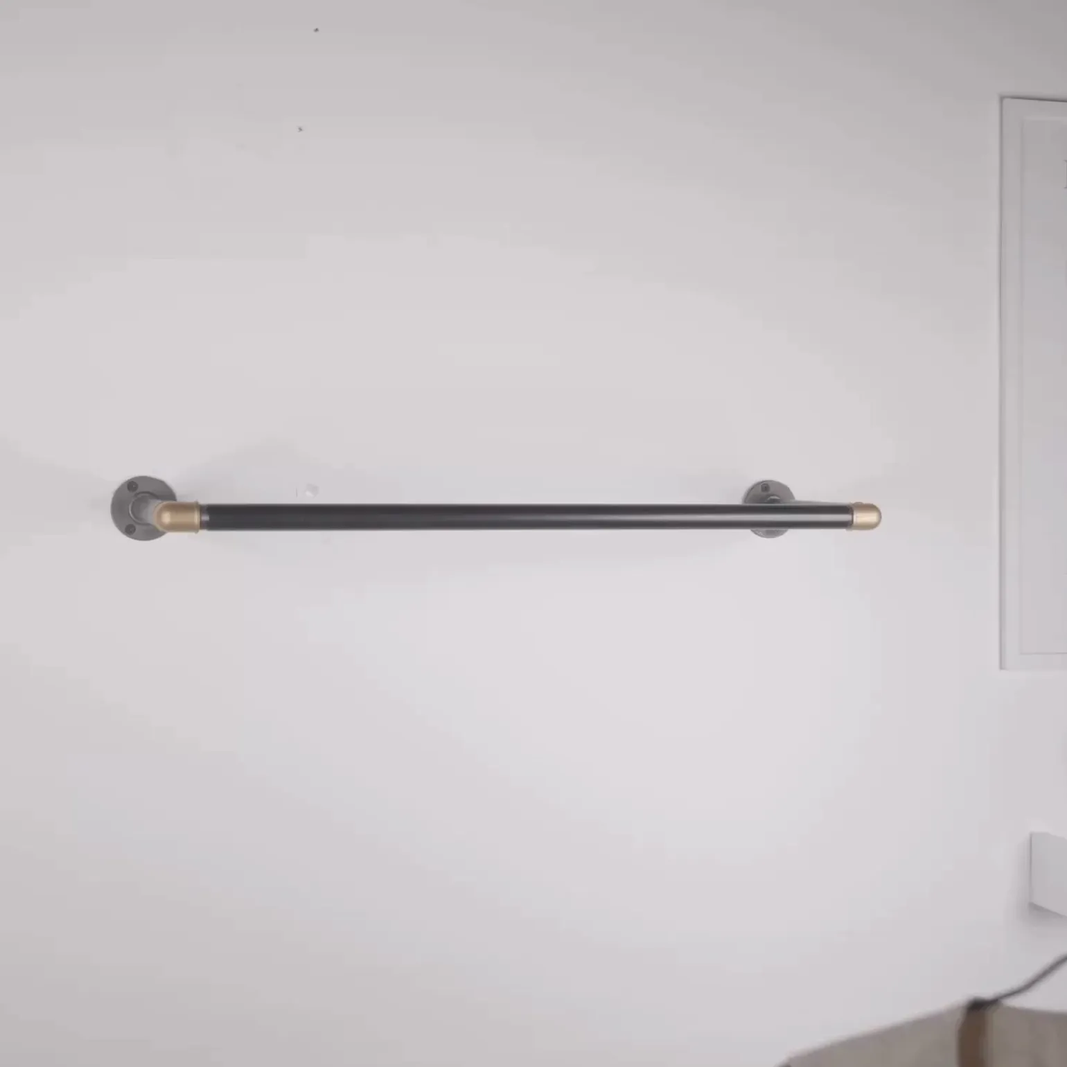 Bøjlestang SARA sort med messing
