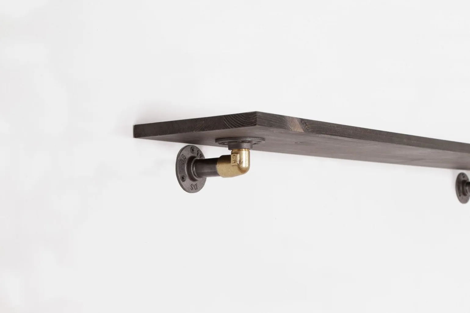 Hylde ELLA sort med messing (20 cm dybde)