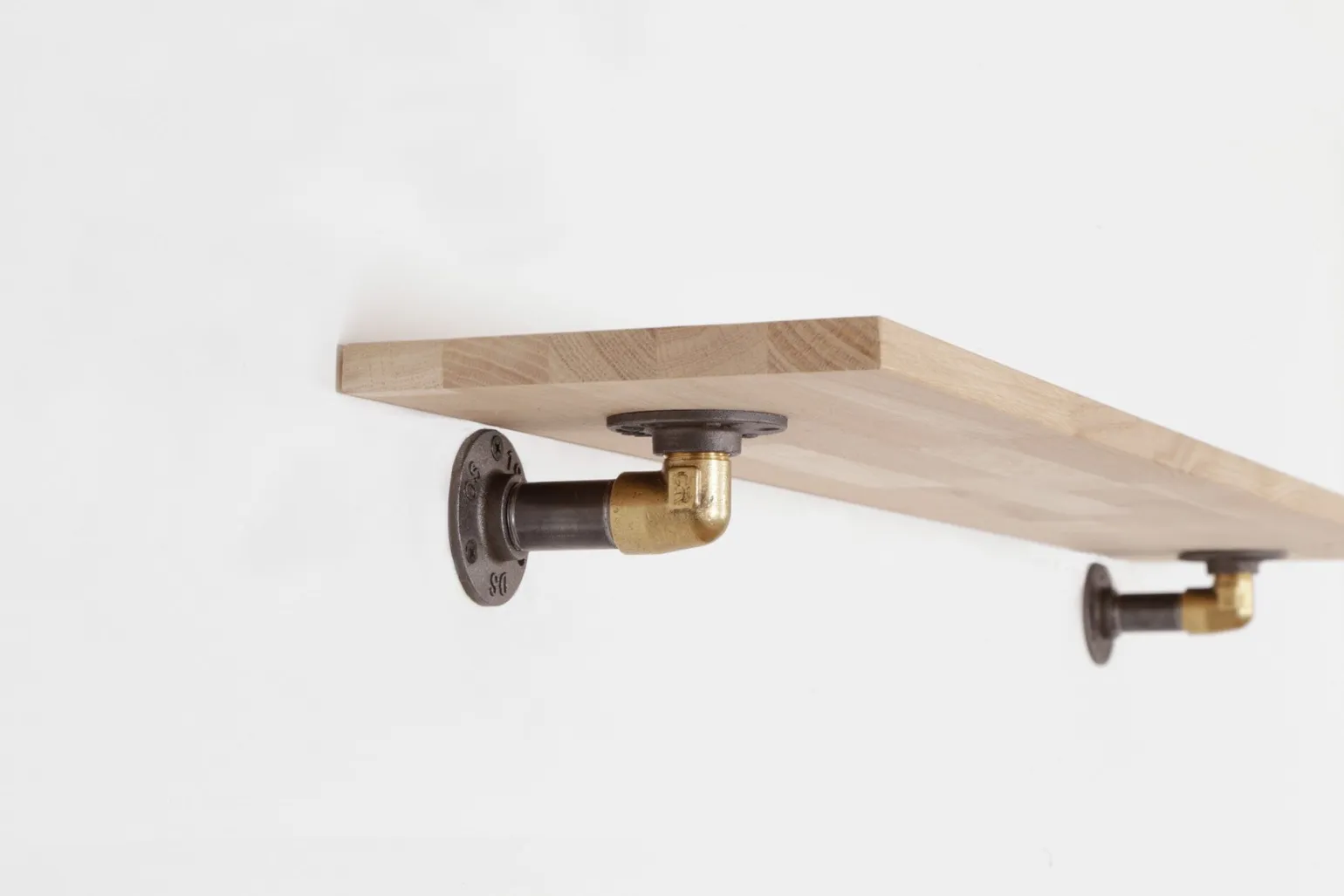 Hylde ELLA sort med messing (20 cm dybde)