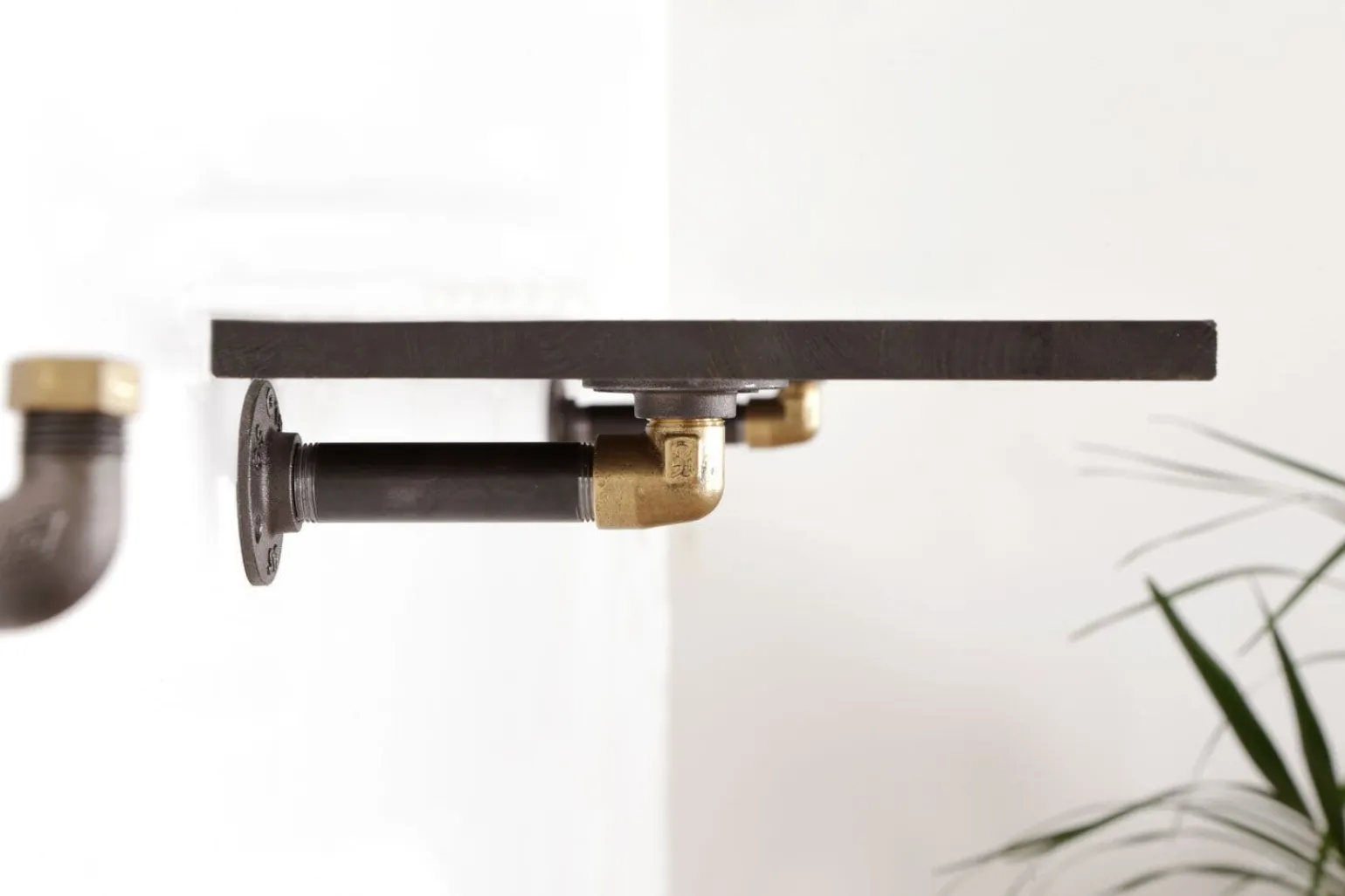 Hylde ELLA sort med messing (40 cm dybde)