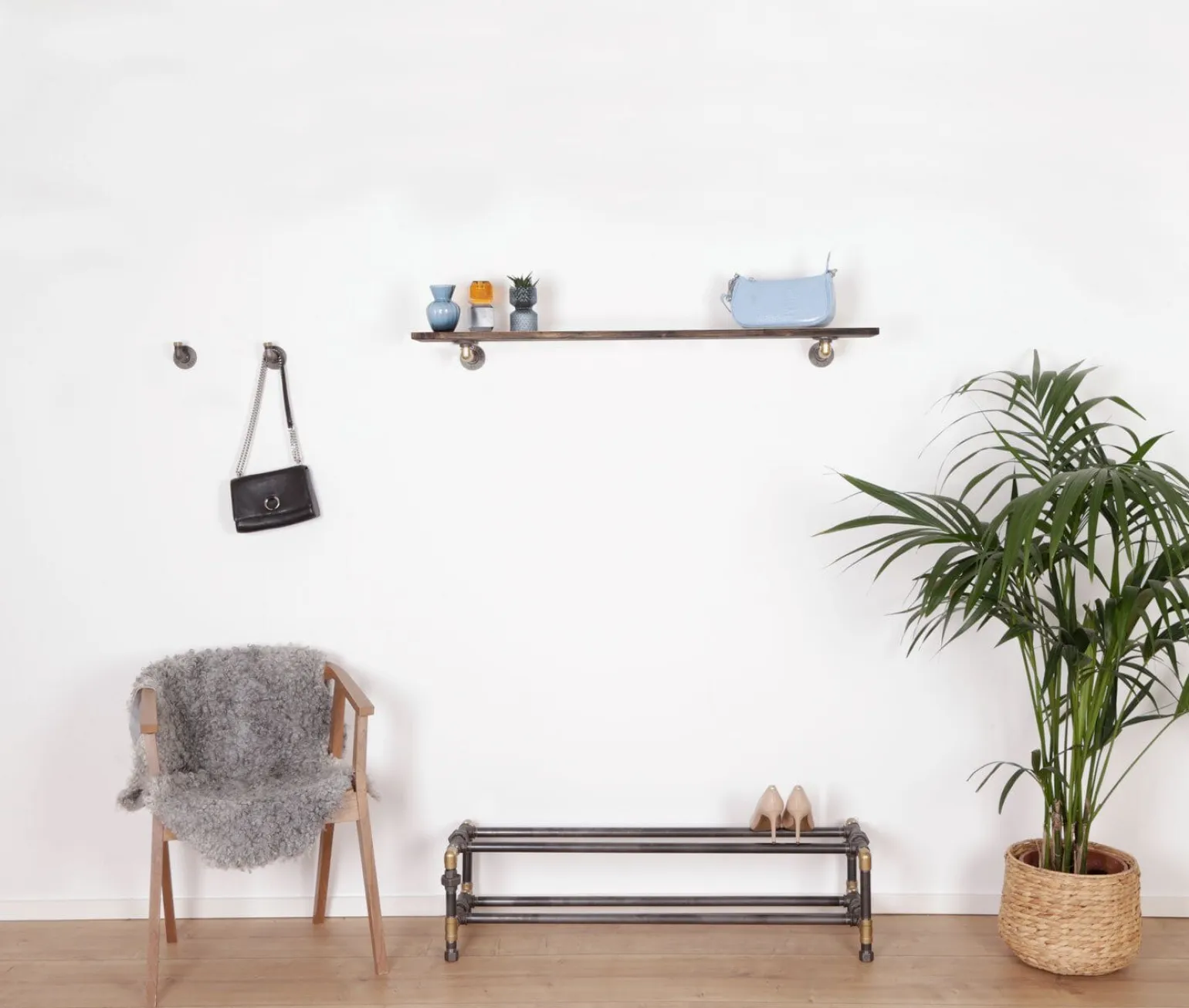 Hylde ELLA sort med messing (40 cm dybde)
