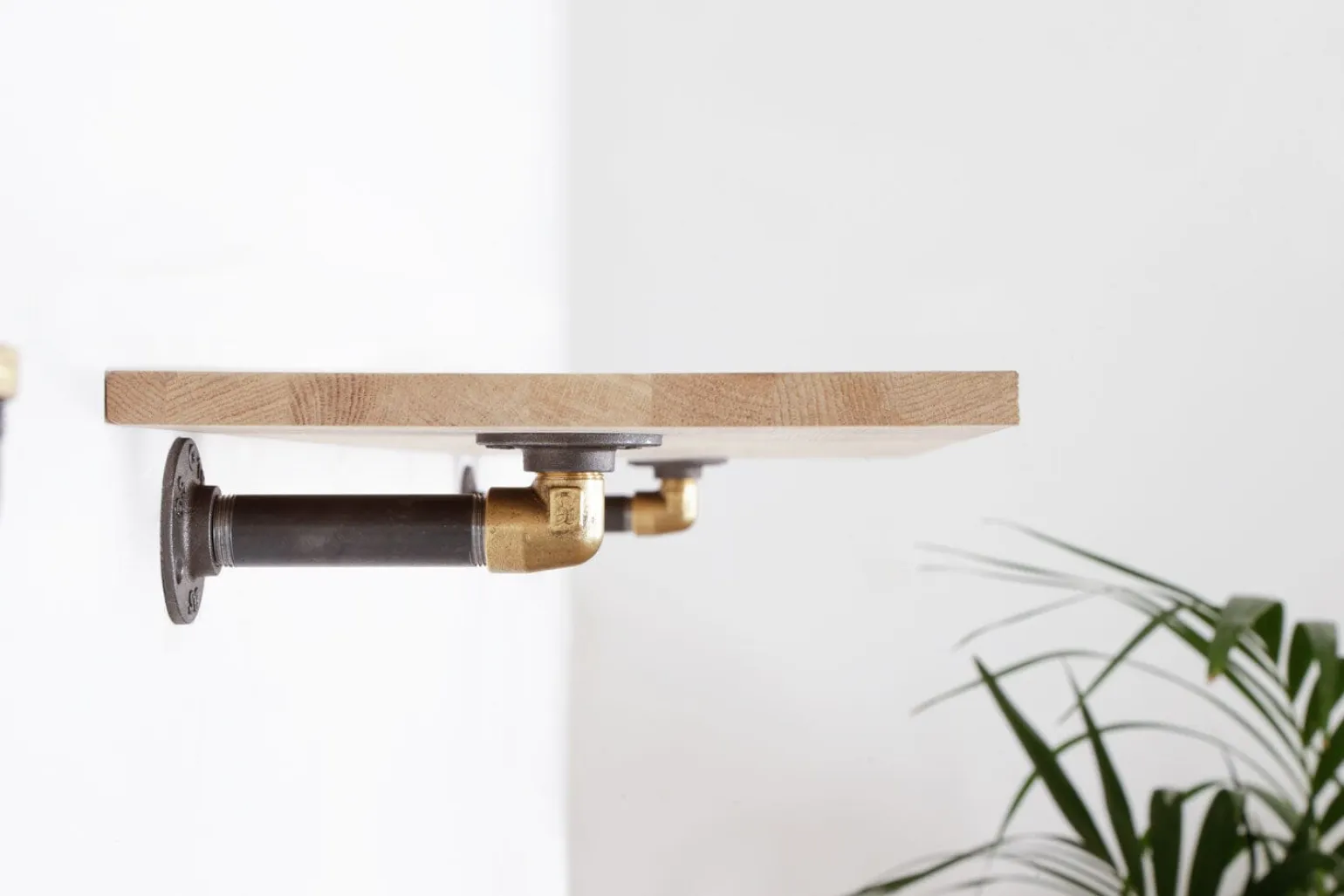 Hylde ELLA sort med messing (40 cm dybde)